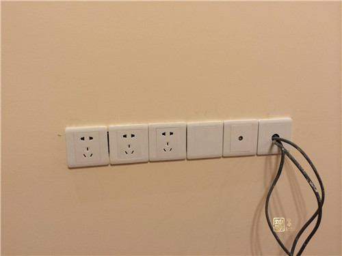 �������b